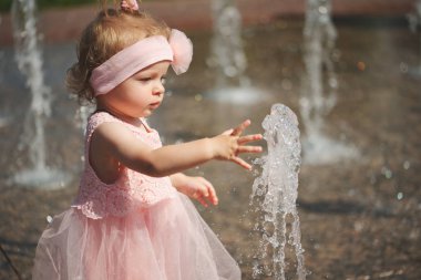 su çeşme ile küçük kız oynar