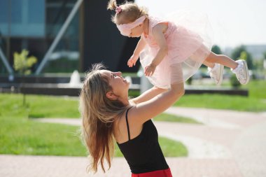 mutlu anne küçük kızı atma