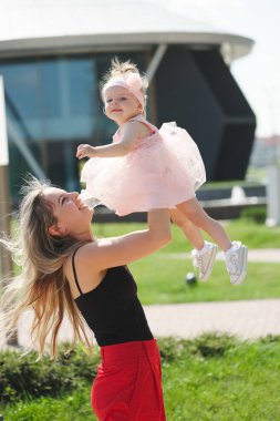 mutlu anne küçük kızı atma