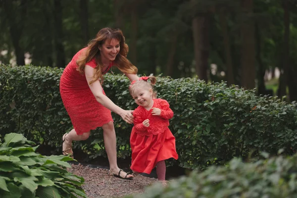 Mom catches up with runaway daughter — Stock Photo, Image