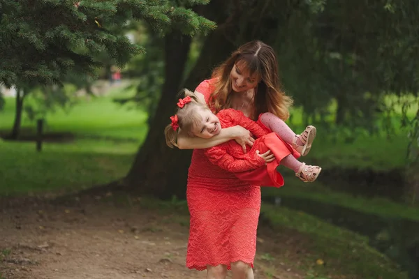 빨간 드레스에 딸과 함께 행복 한 어머니 — 스톡 사진