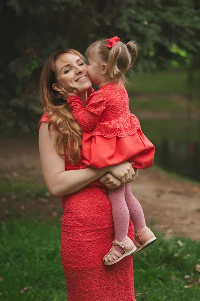 mutlu anne ile kızı kırmızı elbiseler