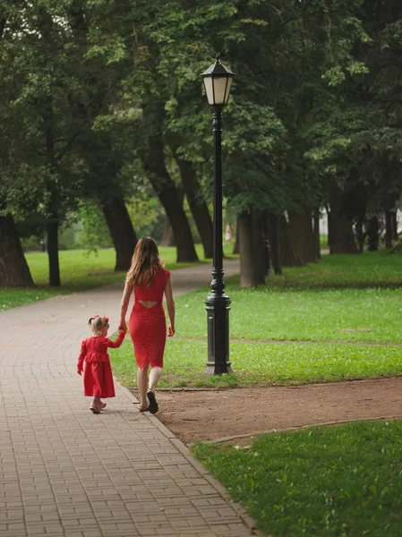 Girl with mother walking in summer park — Stock Photo, Image