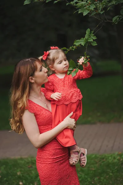 Park bilinmeyen çilek kız bakar