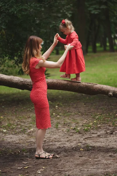 kız ağaca anne ile yürür.