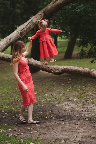 kız ağaca anne ile yürür.