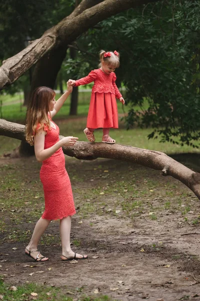 Chica camina en el árbol con mamá —  Fotos de Stock