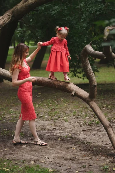 Menina caminha na árvore com a mãe — Fotografia de Stock