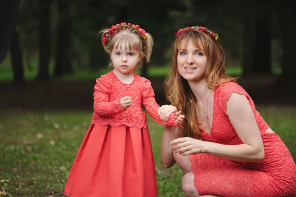 Little girl wears wreath mother — Stock Photo, Image