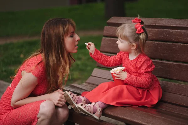 공원에서 팝콘의 컵과 어린 소녀 — 스톡 사진