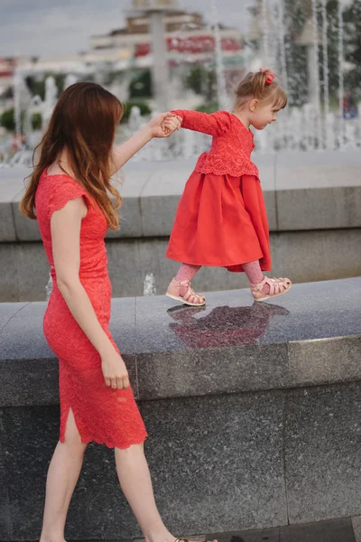 Mãe com filha bonita na fonte — Fotografia de Stock