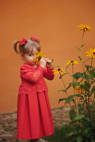 黄色い花を持つ幸せな少女 — ストック写真