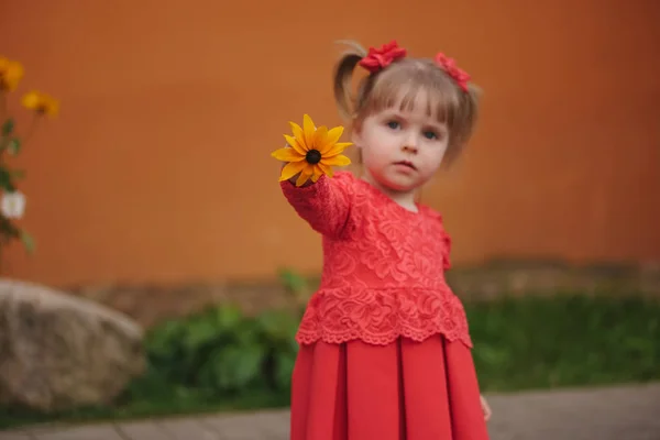 黄色い花を持つ幸せな少女 — ストック写真