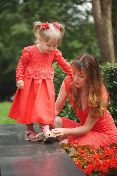 Mom shoes young daughter in park — Stock Photo, Image
