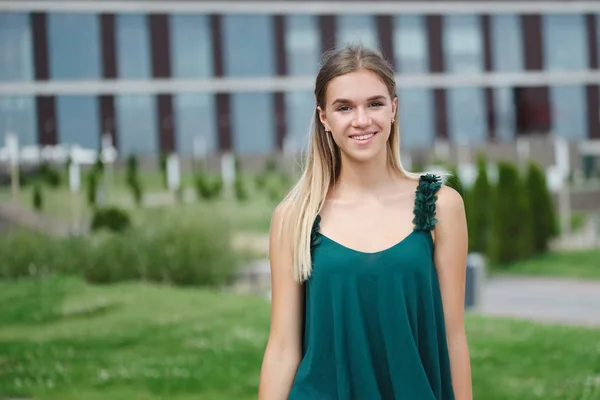 Portret van mooie yound vrouw buitenshuis — Stockfoto