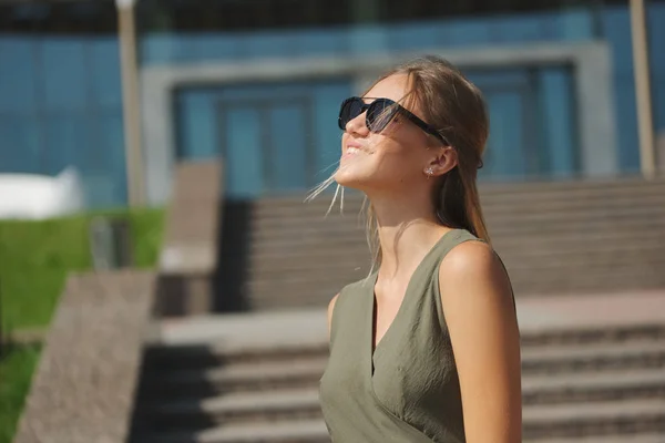 美丽的青年女子在户外的肖像 — 图库照片