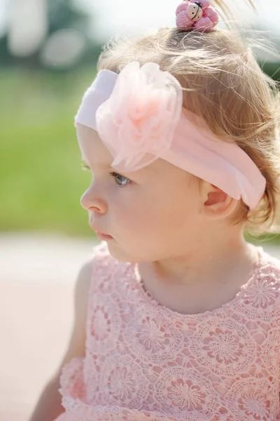 Beautiful girl with flower on band — Stock Photo, Image