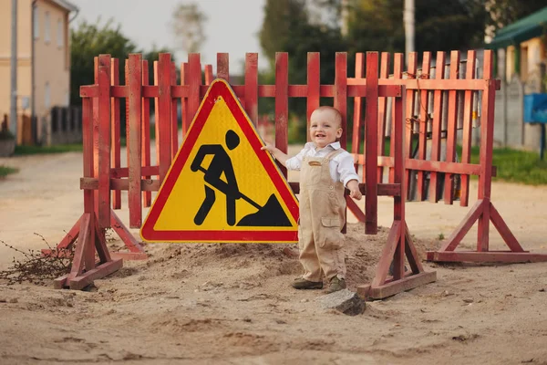 Kleiner Junge auf der reparierten Straße — Stockfoto