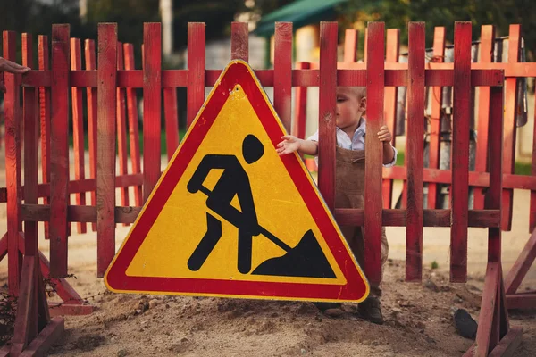 Маленький мальчик на отремонтированной дороге — стоковое фото
