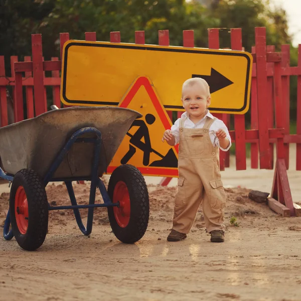 Niño en el camino reparado — Foto de Stock