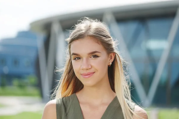 Portret de femeie tânără frumoasă în aer liber — Fotografie, imagine de stoc