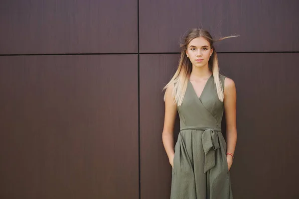 Porträt der schönen jungen Frau im Freien — Stockfoto