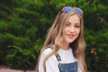 uzun saçlı güzel genç kız