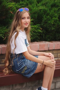 uzun saçlı güzel genç kız