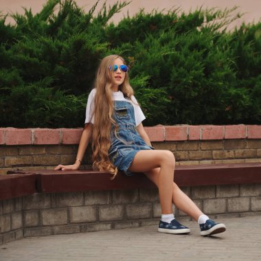 uzun saçlı güzel genç kız