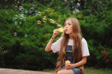 uzun saçlı güzel genç kız