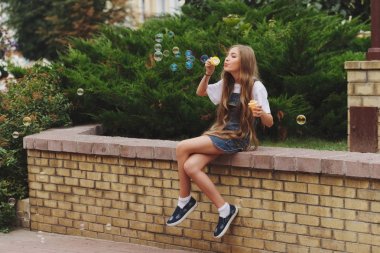 uzun saçlı güzel genç kız