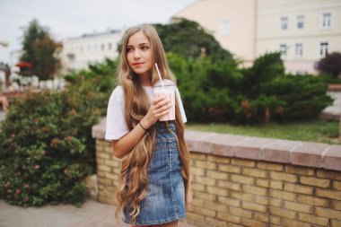 uzun saçlı güzel genç kız