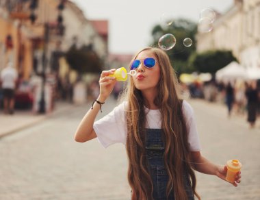 uzun saçlı güzel genç kız