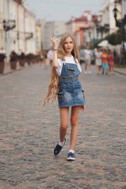 uzun saçlı güzel genç kız