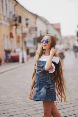 uzun saçlı güzel genç kız