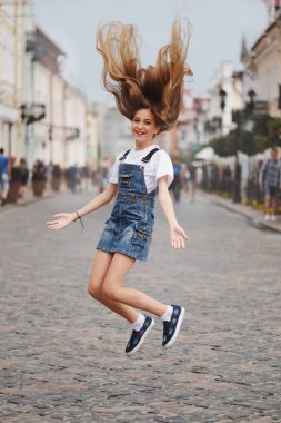 uzun saçlı güzel genç kız