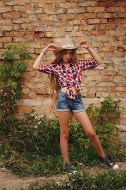 uzun saçlı güzel genç çoban kız