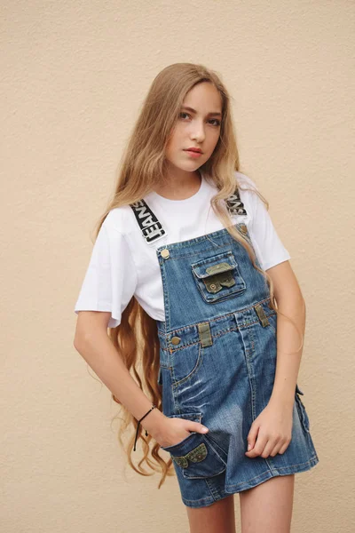 uzun saçlı güzel genç kız