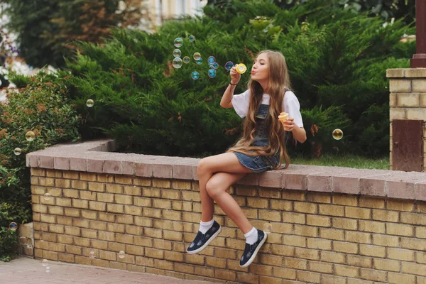 uzun saçlı güzel genç kız