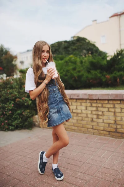 Bella ragazza con i capelli lunghi — Foto Stock