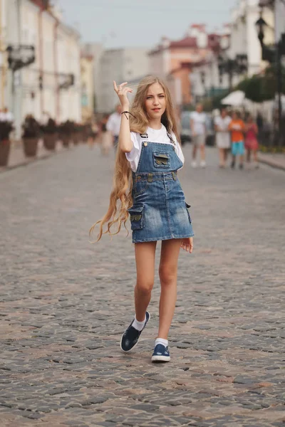 uzun saçlı güzel genç kız