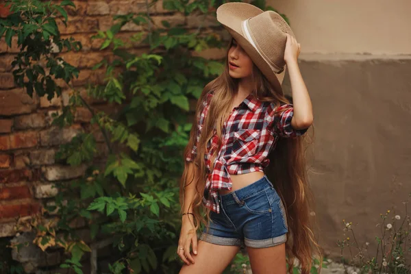 Gyönyörű fiatal cowgirl a hosszú haj — Stock Fotó