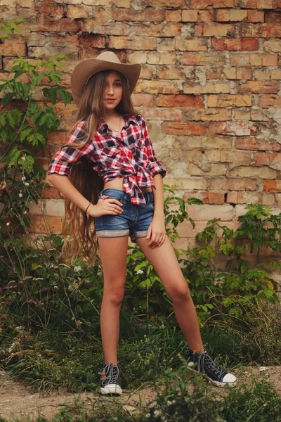 uzun saçlı güzel genç çoban kız