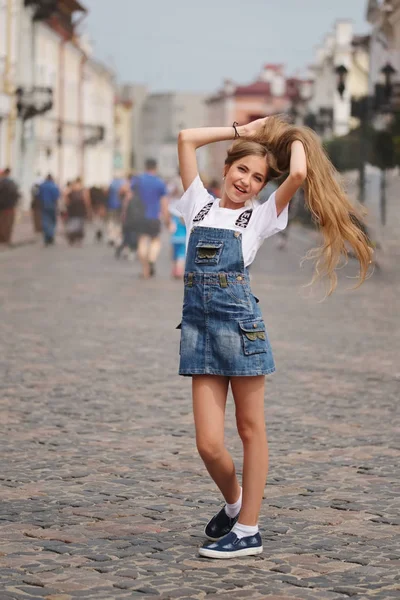 Beautiful young girl with long hair — Stock Photo, Image