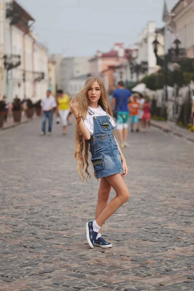 uzun saçlı güzel genç kız