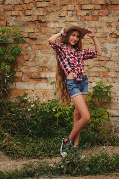 uzun saçlı güzel genç çoban kız