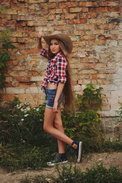 uzun saçlı güzel genç çoban kız