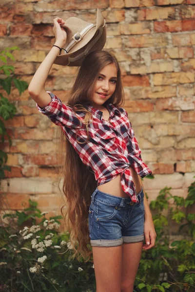 Красивая молодая ковбойша с длинными волосами — стоковое фото
