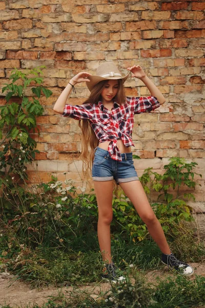 Piękne młode cowgirl z długimi włosami — Zdjęcie stockowe