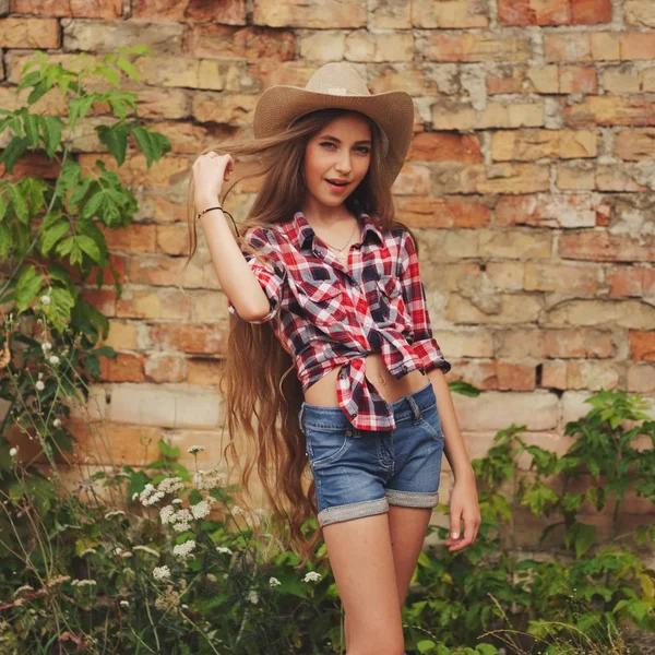 Gyönyörű fiatal cowgirl a hosszú haj — Stock Fotó